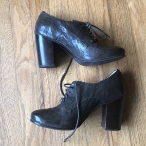 Frye Carson Oxford Heel
